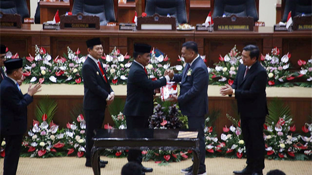 Serah terima jabatan Gubernur dan Wakil Gubernur Sulawesi Utara, dari Olly Dondokambey-Steven Kandouw (kanan) ke Yulius Selvanus-Victor Mailangkay (kiri). (foto: febry kodongan)