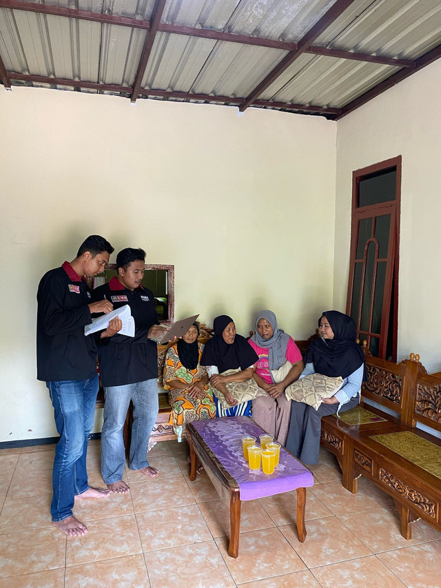 Mahasiswa PMM Kelompok 54 dari Universitas Muhammadiyah Malang sedang melakukan sosialiasi kepada pelaku usaha bisnis UMKM terkait pentingnya melakukan sertifikasi halal pada produk bisnis UMKM