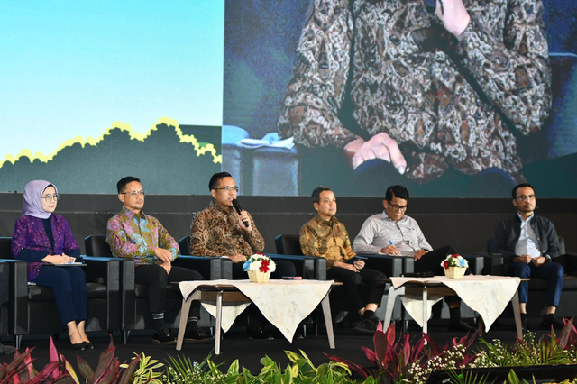 Direktur Utama Pertamina Simon Aloysius Mantiri (ketiga dari kiri) pada Media Briefing di Grha Pertamina, Jakarta, Selasa (4/3/2025). Foto: Dok. Pertamina