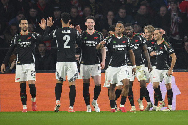 Sejumlah pemain Arsenal berselebrasi usai rekannya Martin Odegaard mencetak gol ke gawang PSV Eindhoven pada pertandingan leg pertama Liga Champions Eropa di di Stadion Phillips, Eindhoven, Belanda, Selasa (4/3/2025). Foto: John Thys/AFP