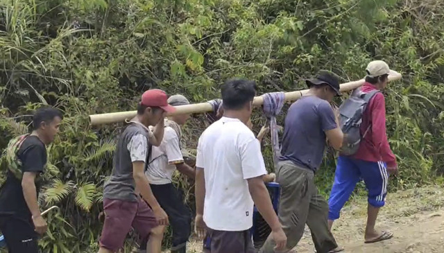 Ibu hamil ditandu menuju rumah sakit terdekat di Desa Ratte, Kec. Tutar, Polewali Mandar. Foto: Dok. Istimewa