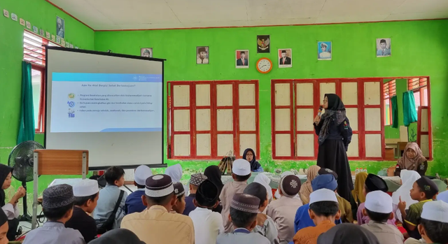 Penyampaian Materi PHBS dan Makanan Bergizi oleh dr. Farindira Vesti Rahmasari, Ph,D kepada siswa MI