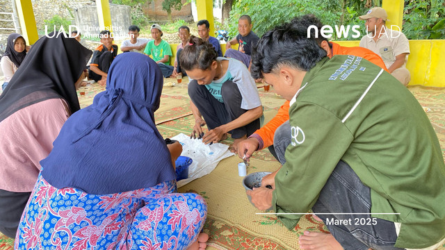 Proses pembuatan briket bioarang dengan menggunakan alat cetak khusus oleh KKN UAD (Dok. KKN XIV.B.2)