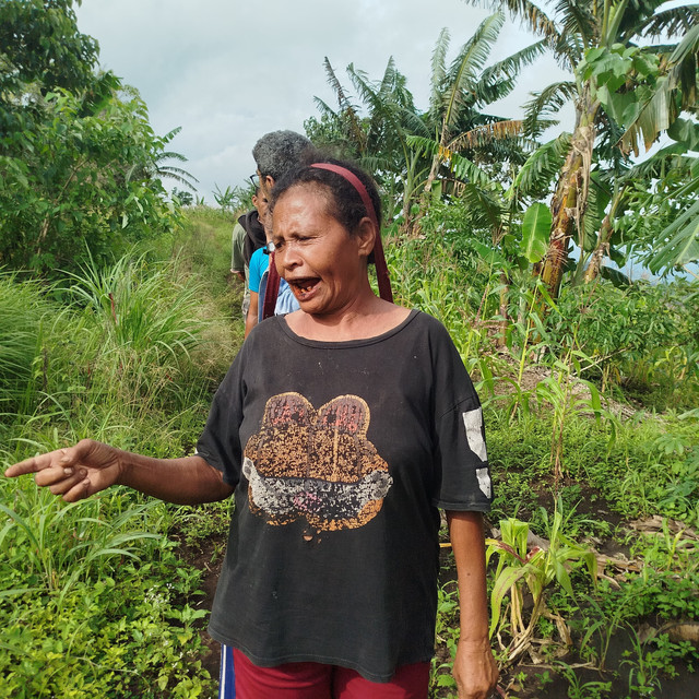 Mama Maria, 63 tahun, anggota kelompok Tara Wali, sembari menunjuk  bambu yang ditanamnya. Foto oleh Yayasan KEHATI