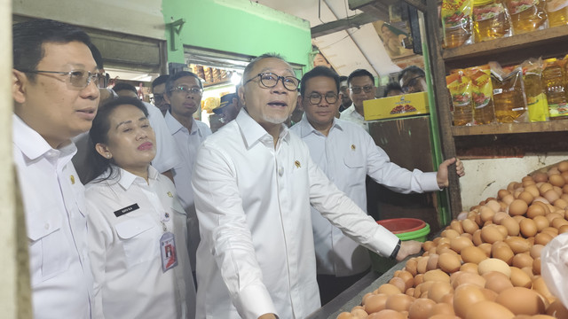 Menko Pangan Zulkifli Hasan (Zulhas), Menteri Perdagangan Budi Santoso, dan Kepala Badan Pangan Nasional Arief Prasetyo Adi di Pasar Johar Baru, Jakarta Pusat, Rabu (5/3/2025). Foto: Widya Islamiati/kumparan