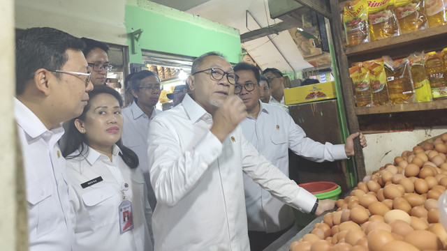 Menko Pangan Zulkifli Hasan (Zulhas), Menteri Perdagangan Budi Santoso, dan Kepala Badan Pangan Nasional Arief Prasetyo Adi di Pasar Johar Baru, Jakarta Pusat, Rabu (5/3/2025). Foto: Widya Islamiati/kumparan