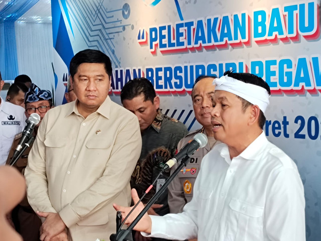 Gubernur Jawa Barat (Jabar) Dedi Mulyadi saat Groundbreaking perumahan untuk Polri di Karawang, Selasa (4/3/2025) dok kumparan