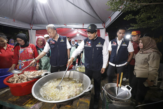 Mensos Saifullah Yusuf (Gus Ipul) bersama Wamensos Agus Jabo Priyono memantau dapur umum dan turut mempersiapkan sahur bagi para korban banjir di dapur umum Kantor Kelurahan Jatiasih, Bekasi, Selasa (4/3/2025) malam. Foto: Dok. Kemensos