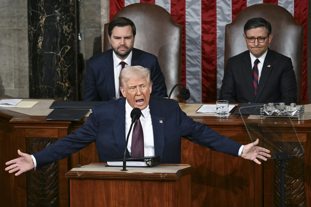 Presiden Amerika Serikat Donald Trump menyampaikan pidato dalam kongres di Washington DC, Amerika Serikat, Selasa (4/3/2025). Foto: Allison Robert/AFP