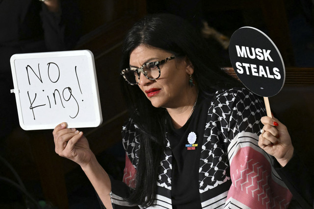 Perwakilan AS Rashida Tlaib (D-MI) memegang papan tulis saat Presiden Amerika Serikat Donald Trump menyampaikan pidato dalam kongres di Washington DC, Amerika Serikat, Selasa (4/3/2025). Foto: Saul Loeb/AFP