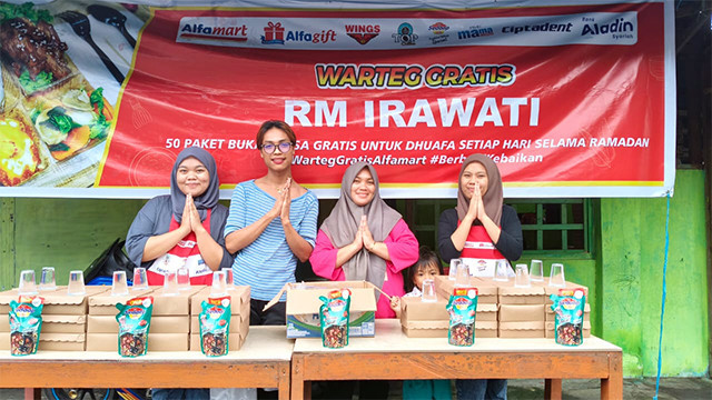 Program Warteg Gratis Alfamart yang membagikan makanan berbuka puasa untuk kaum dhuafa. Uniknya, makanan berbuka puasa ini dibeli dari UMKM Warteg sebagai dukungan perekonomian masyarakat. (foto: istimewa)