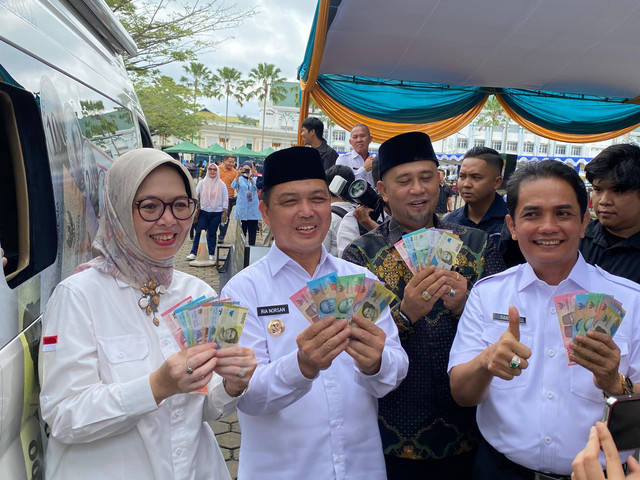 Gubernur Kalbar, Kepala Perwakilan BI Kalbar dan Wakil Wali Kota Pontianak usai menukar uang di mobil kas keliling Bank Indonesia. Foto: Yulia Ramadhiyanti/Hi!Pontianak