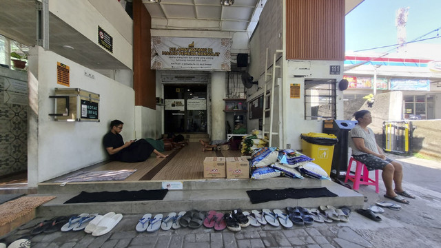 Suasana Masjid Pemuda Konsulat di Jalan Kalikepiting No. 111, Kecamatan Tambaksari, Surabaya.  Foto: Farusma Okta Verdian/kumparan