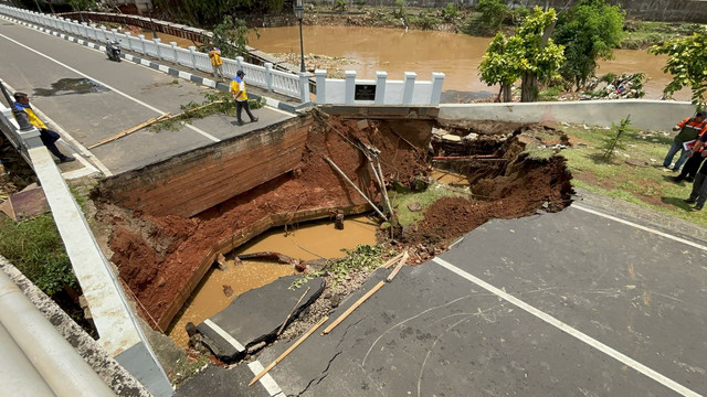 Jalanan ambles di jembatan Kemang Pratama, Bekasi, Rabu (5/3). Foto: Abid Raihan/kumparan