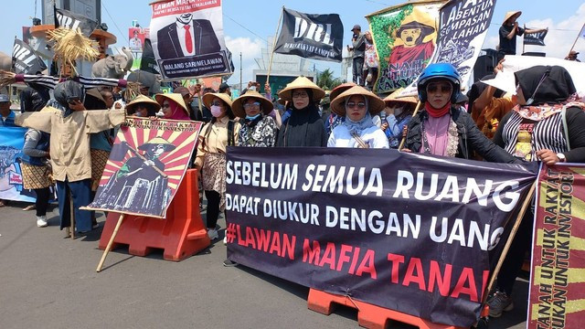 Ratusan petani dari berbagai daerah di Lampung melakukan aksi unjuk rasa di Tugu Adipura, Bandar Lampung dalam konflik lahan (Sumber: Kumparan)