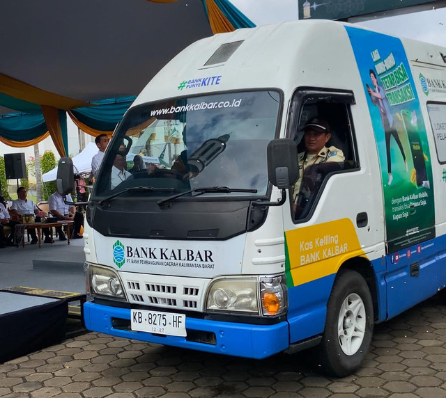 Mobik kas keliling Bank Kalbar yang disediakan untuk melayani penukaran uang baru di Halaman Masjid Raya Mujahidin Pontianak. Foto: Yulia Ramadhiyanti/Hi!Pontianak