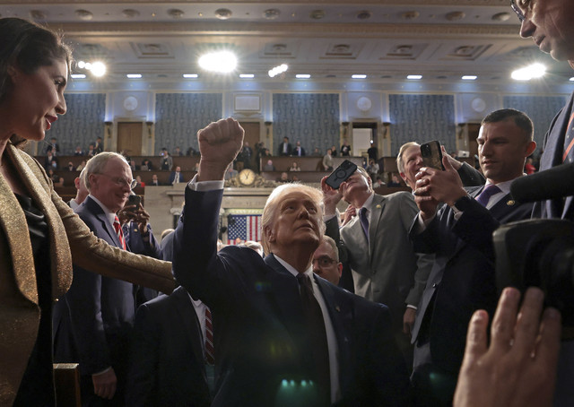 Presiden AS Donald Trump bereaksi setelah berpidato dalam sidang gabungan Kongres di U.S. Capitol Washington, DC, Selasa (4/3/2025). Foto: Win McNamee/Pool/REUTERS