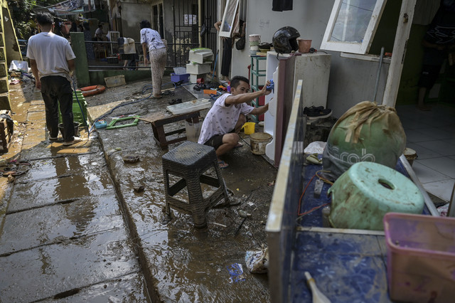 Warga membersihkan perabotan rumahnya pascabanjir di Kampung Melayu, Jatinegara, Jakarta Timur, Rabu (5/3/2025). Foto: Fauzan/ANTARA FOTO