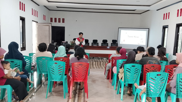 Pemaparan materi "Cerdas Tanpa Gadget" kepada para orang tua oleh mahasiswa KKN UNNES GIAT 11 di  Aula Balai Desa, Desa Nyamat, Kabupaten Semarang, Rabu (26/2/2025). Foto: Dokumentasi Kegiatan, 2025