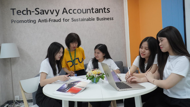 Ki-Ka: Fiona Angelina (mahasiswa), Sany (dosen), Gabrielle Kurniawan (mahasiswa), Tiffany Irawan (mahasiswa), dan Sherryl Florencia (mahasiswa) berdiskusi bersama. Foto: Humas PCU