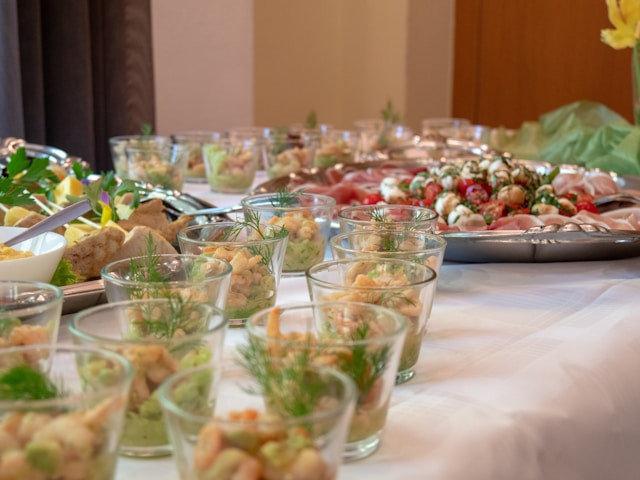 Tempat buka puasa keluarga di Bekasi 2025. Foto hanya ilustrasi, bukan tempat sebenarnya. Sumber: Unsplash/Tim Pack