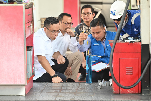 Direktur Utama Pertamina Simon Aloysius Mantiri (kiri) bersama Pth Direktur Utama PT Pertamina Patra Niaga Mars Ega Legowo Putra (kedua dari kiri) bersama perwakilan PT Surveyor Indonesia dan PT TUV Rheinland Indonesia saat sidak langsung BBM SPBU di Jakarta, Rabu (5/3/2025). Foto: Dok. Pertamina