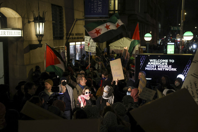 Para demonstran berunjuk rasa di luar gerbang utama Universitas Columbia saat universitas tersebut bersiap menjadi tuan rumah bagi mantan Perdana Menteri Israel Naftali Bennett di New York City, AS, Selasa (4/3/2025). Foto: Caitlin Ochs/REUTERS