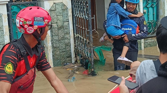 Tim DT Peduli Bantu Korban Banjir di Bekasi (Sumber : DT Peduli)