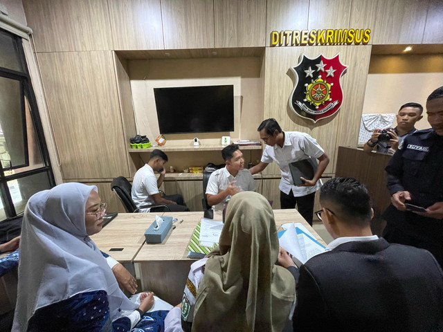 Beberapa SMAN 9 Pontianak membuat laporan ke Ditreskrimsus Polda Kalbar Rabu, 5 Maret 2025. Foto: Rabiansyah/Hi!Pontianak