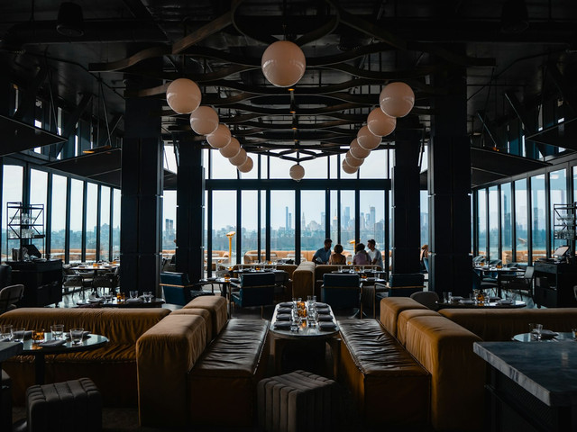 Paket Bukber Hotel Depok 2025. Foto hanya sebagai ilustrasi saja, bukan tempat sebenarnya. Sumber: Unsplash/Paul Griffin.