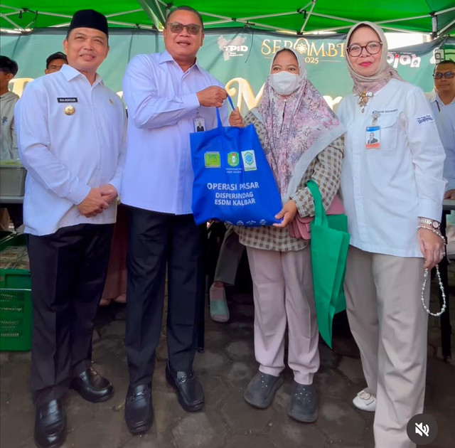 Dirut Bank Kalbar didampingi Gubernur Kalbar dan Kepala Perwakilan Bank Indonesia menyerahkan bantuan sembako kepada warga. Foto: Dok. Bank Kalbar