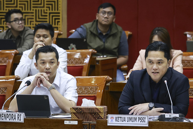 Ketum PSSI Erick Thohir (kanan) bersama Wakil Menteri Pemuda dan Olahraga Taufik Hidayat (kiri) menyampaikan paparan pada rapat kerja dengan Komisi X DPR di Kompleks Parlemen, Senayan, Jakarta, Rabu (5/3/2025). Foto: Dhemas Reviyanto/ANTARA FOTO