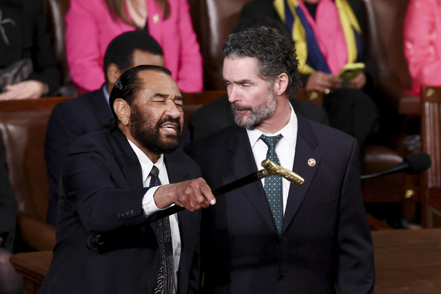 Anggota DPR AS Al Green (D-TX) menyalami rekan-rekannya saat dikawal dari ruang DPR selama pidato Presiden Donald Trump di hadapan sidang gabungan Kongres di Gedung Kongres AS di Washington, D.C., AS, Selasa (4/3/2025). Foto: Evelyn Hockstein/REUTERS