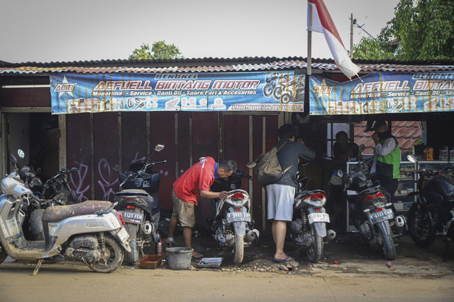 Seorang montir mengecek motor yang rusak terendam banjir di kawasan Bekasi, Jawa Barat, Rabu (5/3/2025). Foto: Iqbal Firdaus/kumparan