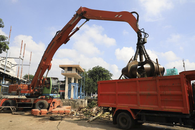 Dinas Lingkungan Hidup (DLH) membersihkan penumpukan sampah pasca banjir. Foto: Dok. DLH