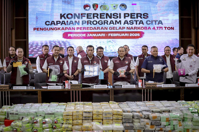 Kabareskrim Polri Komjen Pol. Wahyu Widada menunjukkan barang bukti dalam konfrensi pers pengungkapan peredaran gelap narkoba di Gedung Bareskrim, Mabes Polri, Jakarta, Rabu (5/3/2025). Foto: Jamal Ramadhan/kumparan