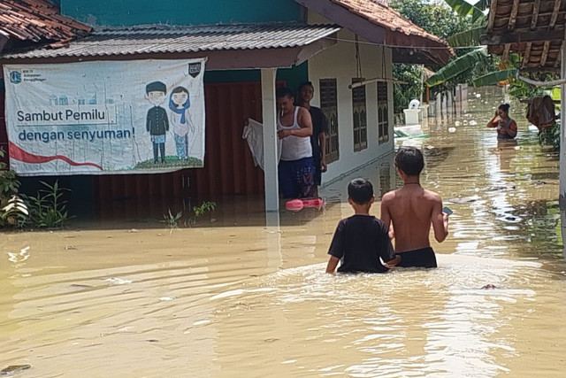 Banjir merendam Desa Mulyajaya, Kecamatan Telukjambe Barat, Karawang, Rabu (5/3/2025). Foto: kumparan