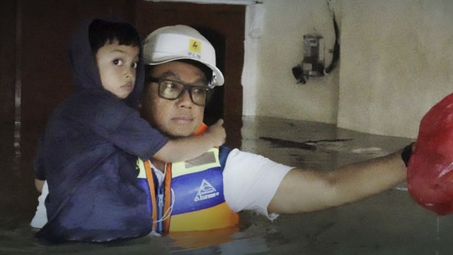 PLN bergerak cepat mengamankan jaringan kelistrikan dan memastikan keselamatan masyarakat pasca banjir yang melanda wilayah Bekasi, Jawa Barat, pada Selasa (4/3/2025). Foto: Instagram/ @pln_id