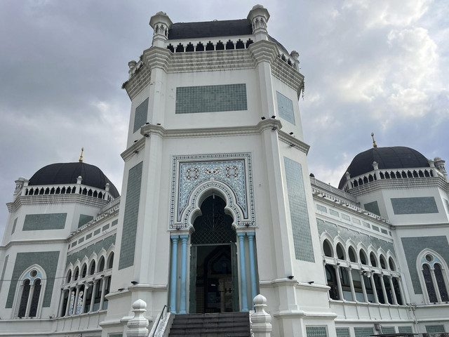 Masjid Raya Al Mashun Medan. Foto: Tri Vosa/kumparan