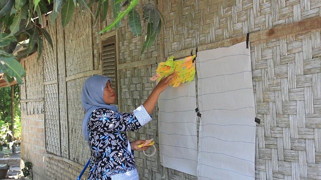 Sri Rahayu, Ketua HAPSARI memfasilitasi Diskusi Komunitas (Dok.Pribadi)