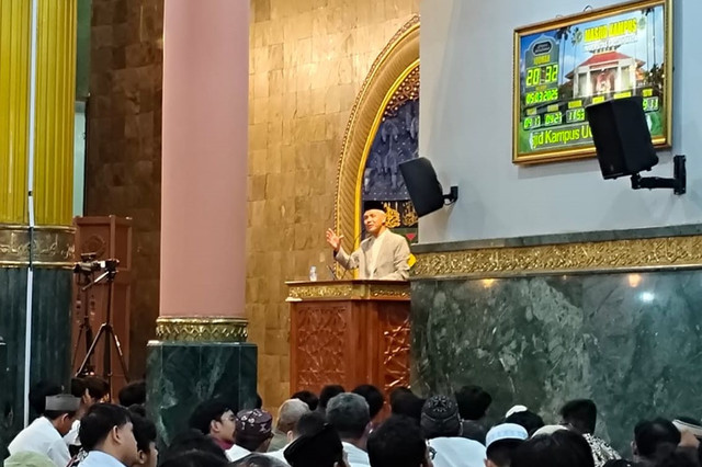 Eks Gubernur Jateng Ganjar Pranowo saat jadi penceramah di Masjid Kampus (Maskam) UGM, Rabu (5/3/2025). Foto: Arfiansyah Panji Purnandaru/kumparan