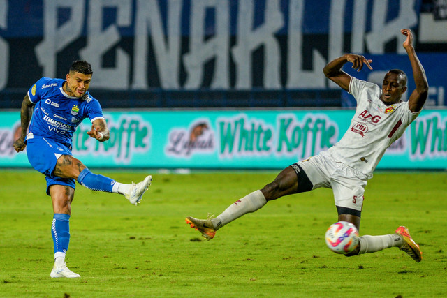 Pemain Persib Bandung Ciro Alves menendang bola ke arah gawang Persik Kediri pada pertandingan Liga 1 di Stadion Gelora Bandung Lautan Api (GBLA), Bandung, Jawa Barat, Rabu (5/3/2025). Foto: Raisan Al Farisi/ANTARA FOTO