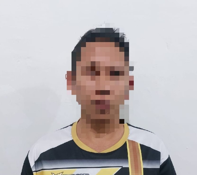 Polisi mengamankan seorang pria yang terlibat judi togel online di Sambas. Foto: Dok.  Satreskrim Polres Sambas