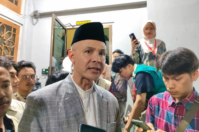 Ganjar Pranowo usai menjadi penceramah di Masjid Kampus (Maskam) UGM, Rabu (5/3/2025). Foto: Arfiansyah Panji Purnandaru/kumparan