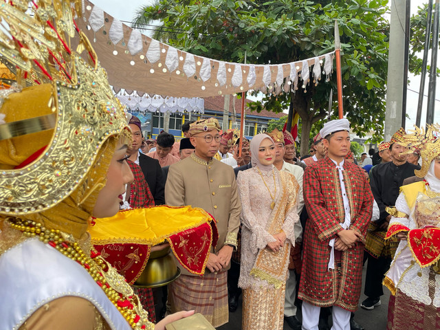 Gubernur Lampung Rahmat Mirzani Djausal bersama Ketua TP PKK Provinsi Lampung, Purnama Wulan Sari Mirza saat menjalani lrosesi adat "Ngantak Gubernur Buka Belangan" | Foto : Eka Febriani / Lampung Geh