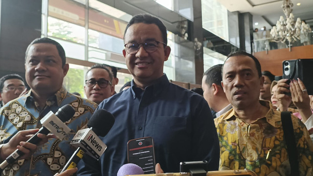 Mantan Gubernur DKI Jakarta periode 2017-2022 Anies Baswedan menjawab pertanyaan awak media jelang sidang perdana tersangka kasus korupsi importasi gula Thomas Trikasih Lembong atau Tom Lembong di Pengadilan Tipikor Jakarta, Kamis (6/3/2025). Foto: Fadhil Pramudya/kumparan