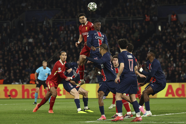 Pemain Liverpool Luis Diaz berduel dengan pemain PSG Nuno Mendes pada pertandingan Leg pertama Liga Champions di Stadion Parc des Princes, Paris, Prancis, Rabu (5/3/2025). Foto: Anne-Christine Poujoulat/AFP