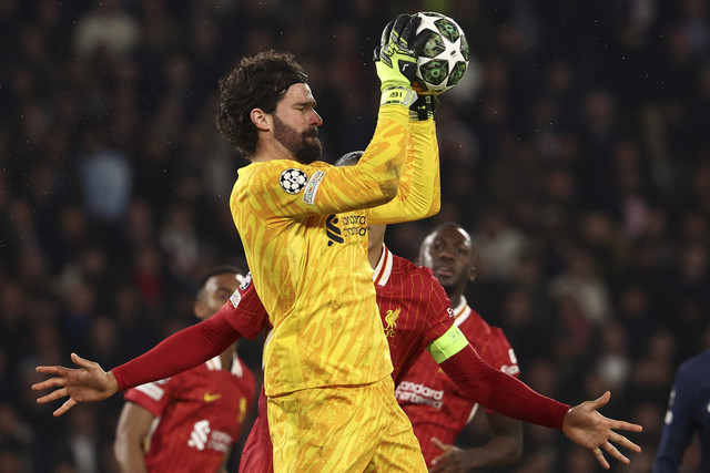 Kiper Liverpool Alisson Becker menangkap bola pada pertandingan Leg pertama Liga Champions di Stadion Parc des Princes, Paris, Prancis, Rabu (5/3/2025). Foto: Franck Fife/AFP