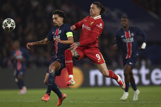 Pemain Liverpool Darwin Nunez berebut bola dengan pemain PSG Marquinhos pada pertandingan Leg pertama Liga Champions di Stadion Parc des Princes, Paris, Prancis, Rabu (5/3/2025). Foto: Franck Fife/AFP