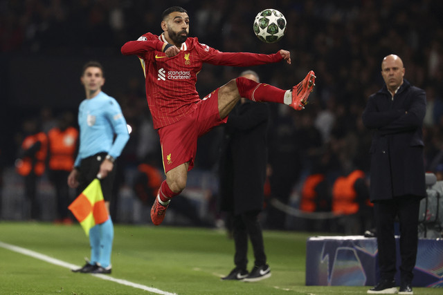 Pemain Liverpool Mohammed Salah berusaha mengontrol bola pada pertandingan Leg pertama Liga Champions di Stadion Parc des Princes, Paris, Prancis, Rabu (5/3/2025). Foto: Anne-Christine Poujoulat/AFP